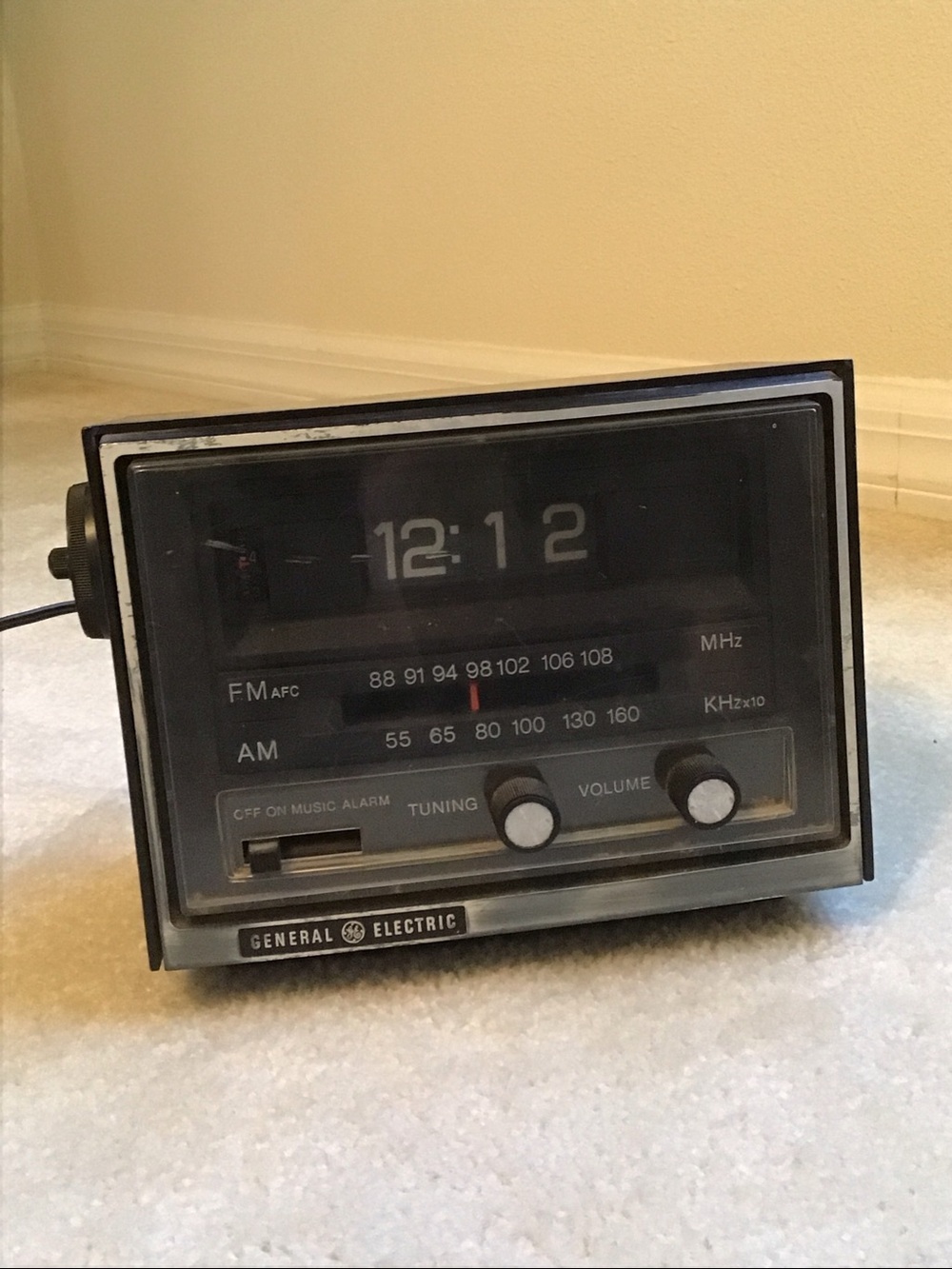 Vintage General Electric AM/FM Flip Clock Radio Alarm, model no. 7-4415B Works - Picture 3 of 15